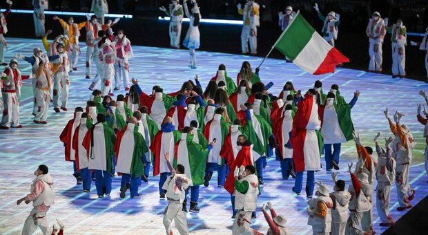 Pechino 2022, Xi dichiara aperti i Giochi: gli atleti italiani sfilano in mantella tricolore