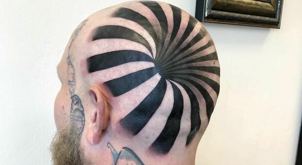 Il tatuaggio con l'effetto ottico (sembra un buco nella testa) fa il giro del web