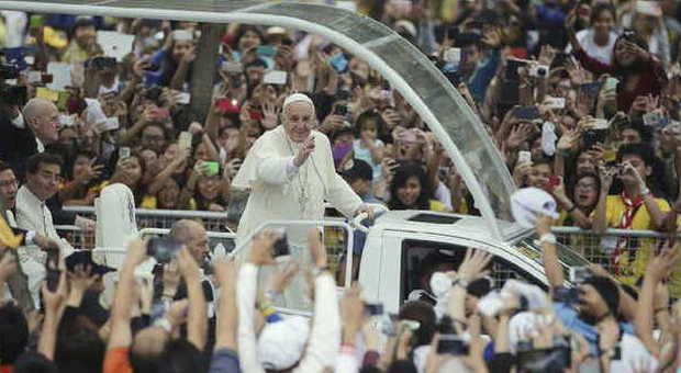 Manila, folla oceanica per Papa Francesco. In 6 milioni alla messa: "La Chiesa è un po' maschilista"