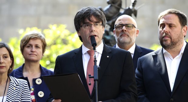 La Catalogna annuncia il referendum sull'indipendenza, ma il governo replica: «Non si farà»