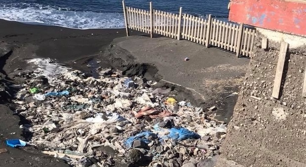 La Litoranea invasa da rifiuti e scoli: «Ma il mare esiste anche d'inverno»