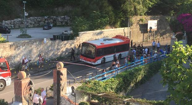 Voragine sulla statale Sorrentina, bus sprofonda: traffico impazzito