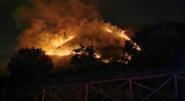 Incendio a Vallo Lauro, diversi ettari di bosco distrutti dalle fiamme