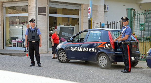 Roma, anziana trascinata in auto: arrestati padre e figlia rapinatori