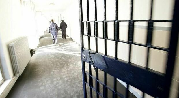 Lecce, aggressione nel carcere: cinque agenti feriti