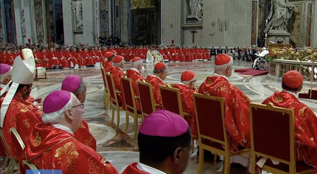 Papa Francesco smorza l'incendio tra conservatori e riformisti ma il Sinodo di ottobre assomiglia a «un Concilio Vaticano III»