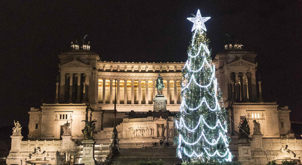 Roma, l'albero di piazza Venezia finisce sul Daily Mail: «Infinita tristezza»