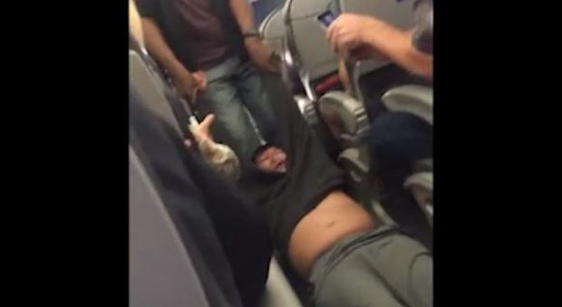 Chicago, l'aereo è in overbooking, sorteggio fra i passeggeri: lo sfortunato cliente trascinato via con la forza
