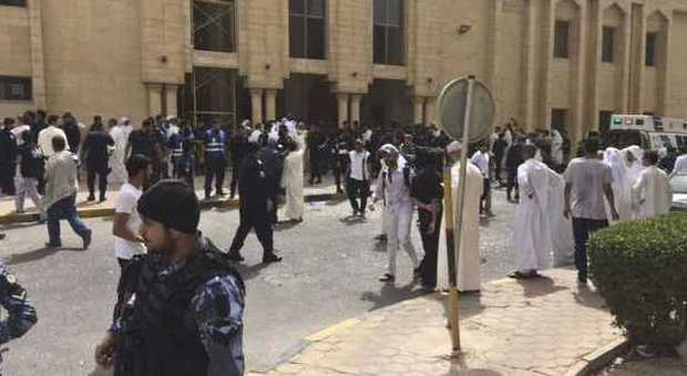 Kuwait, Isis rivendica attentato ​in una moschea: almeno 24 morti