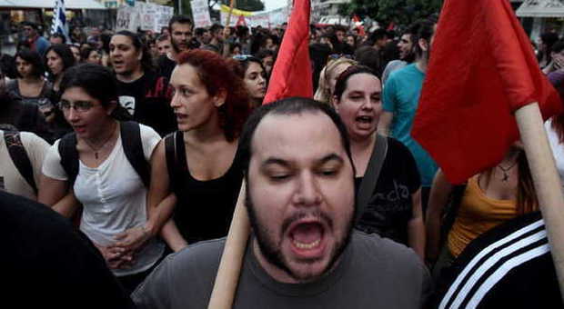 Grecia, liti, risse e insulti: in strada tornano le ferite della guerra civile