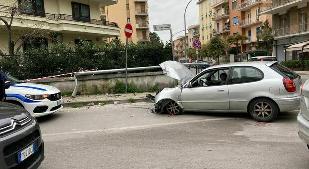 Incidente a Caserta, 96enne al volante finisce contro un palo ma resta illeso