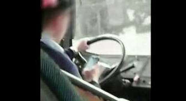 L'autista del bus degli studenti chatta mentre guida: scoppia la protesta