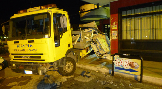 Montecompatri, assaltano un bancomat con carro attrezzi rubato: carabinieri sventano il colpo