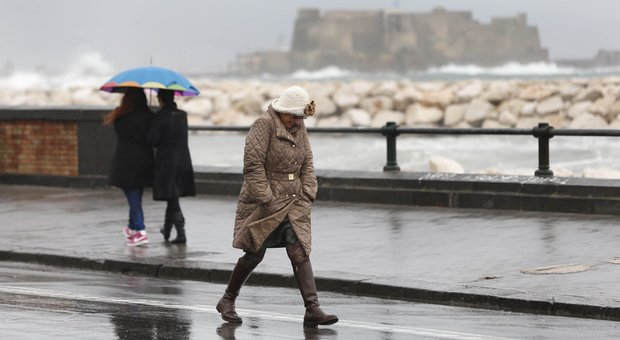 Napoli, gli effetti della bomba d'acqua: rischio crolli sul lungomare di via Partenope