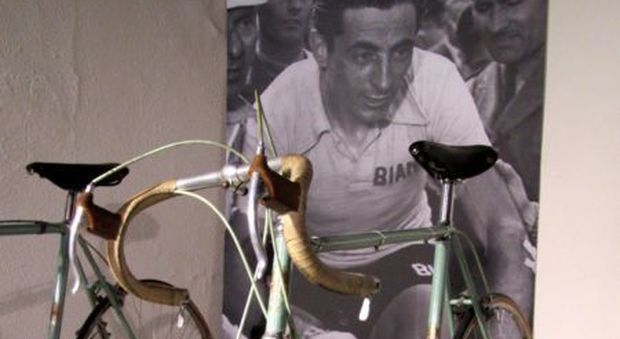Mette in mostra la storia bici Bianchi di Fausto Coppi, i ladri la rubano dall'esposizione