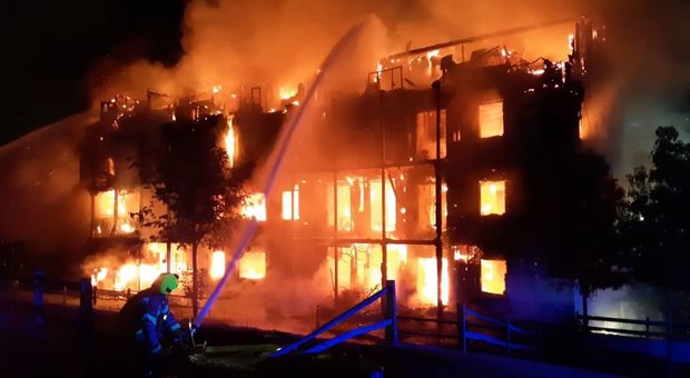 Londra, incendio divora palazzina di quattro piani: intervengono 125 pompieri