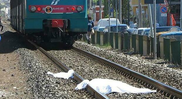 Donna marchigiana travolta da un treno merci mentre attraversa i binari: la vittima ha 40 anni