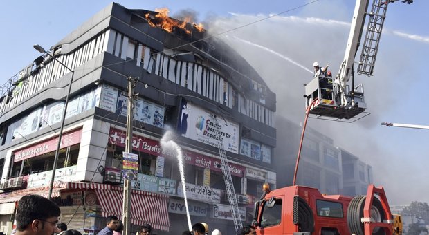 India, 15 bambini morti nell'incendio di un edificio