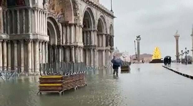 Acqua alta a Venezia, piena di 145 cm e città allagata: «Il Mose non è entrato in funzione». Ecco perché