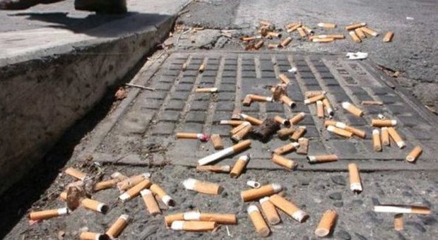 Strade piene di sigarette e gomme, arrivano le multe per chi sporca