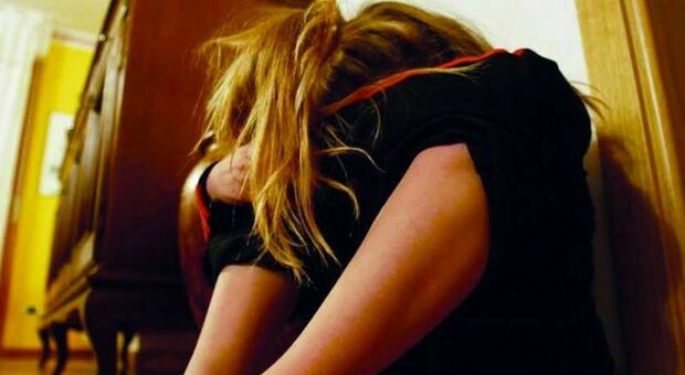 Stuprata a 12 anni da due 15enni a Messina: la scena ripresa in un video inviato agli amici in chat