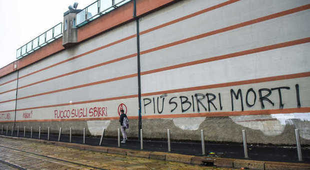 Blitz anarchico: scritte contro la polizia sul muro appena ripulito del carcere di San Vittore -Guarda