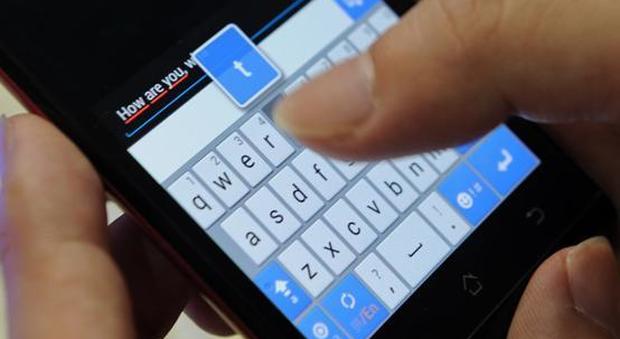 Molesta alunna 14enne con 700 telefonate e 600 sms: nei guai prof di scuola media