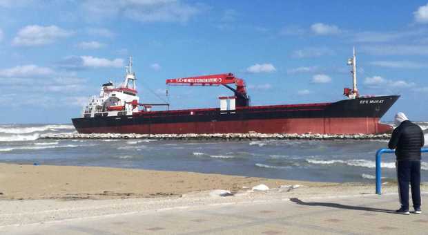 Mercantile turco arenato a Bari: oleodotto per scaricare il gasolio