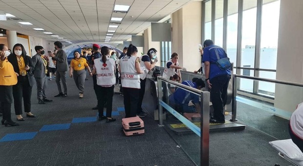 Resta incastrata nel tapis roulant dell'aeroporto, i medici costretti ad amputarle una gamba