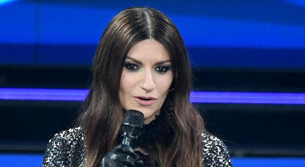 Laura Pausini, non lo fanno entrare al concerto della cantante a Parigi: spara con la pistola contro la porta d'ingresso