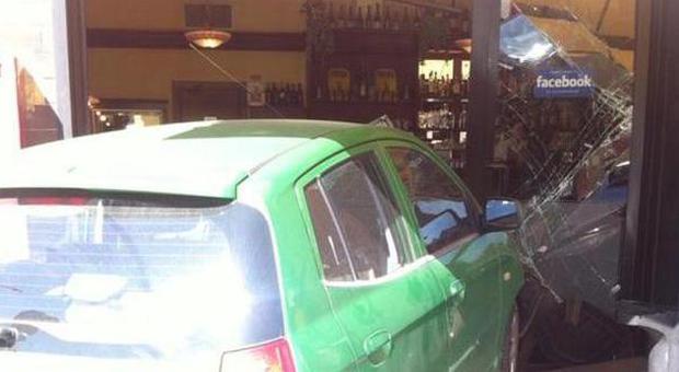 Spettacolare incidente, con l'auto dentro il bar: vetrina sfondata, paura al Corvetto