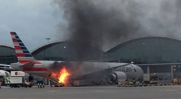Hong Kong, un Boeing si incendia in aeroporto davanti ai passeggeri