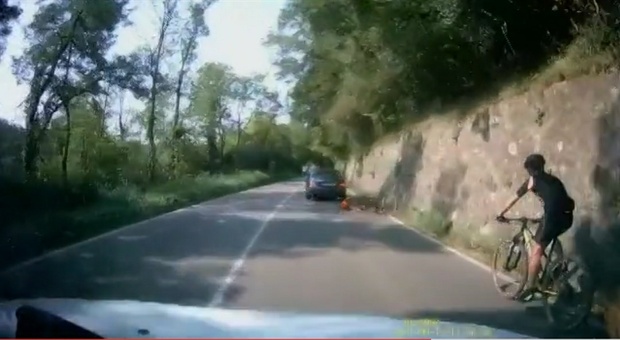 Follia sulla provinciale: auto “sperona” il ciclista intenzionalmente, il video choc