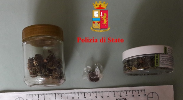 Ancona, fermato al distributore con coltello e marijuana: denunciato
