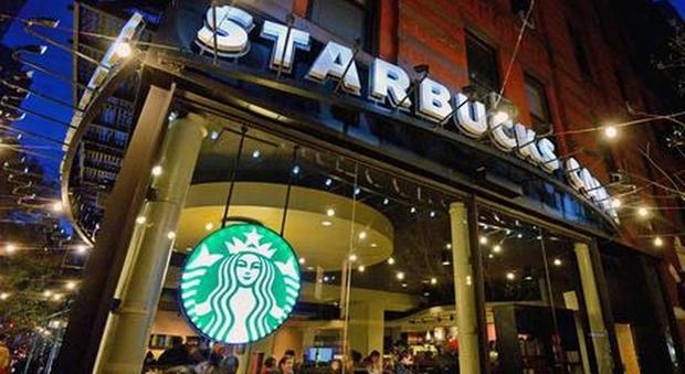 Raccolti oltre 21.000 dollari per un barista di Starbucks che si è rifiutato di servire una cliente senza maschera