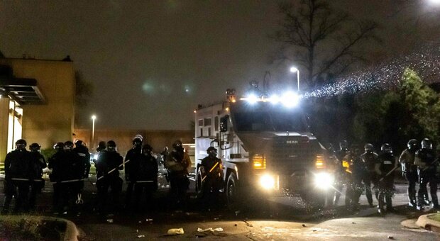 Minneapolis, polizia uccide ventenne afroamericano: centinaia di manifestanti in strada