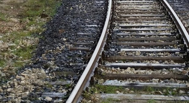 Tragedia in Campania, ragazza travolta dal treno in corsa: «Aveva le cuffiette»