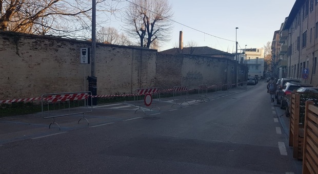 Pesaro, il San Benedetto perde pezzi: mura transennate dopo il terremoto