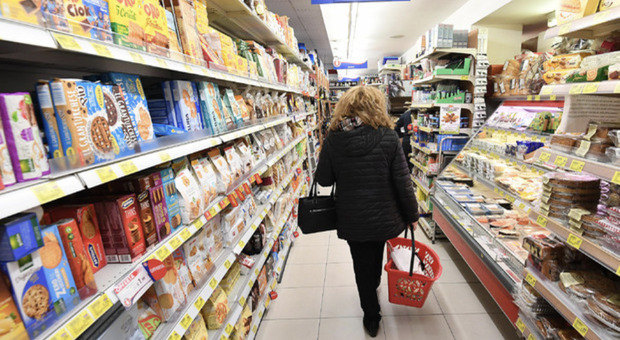 Marocchino tenta il "colpo" al supermercato: riempie il carrello per oltre 200 euro e prova a non pagare
