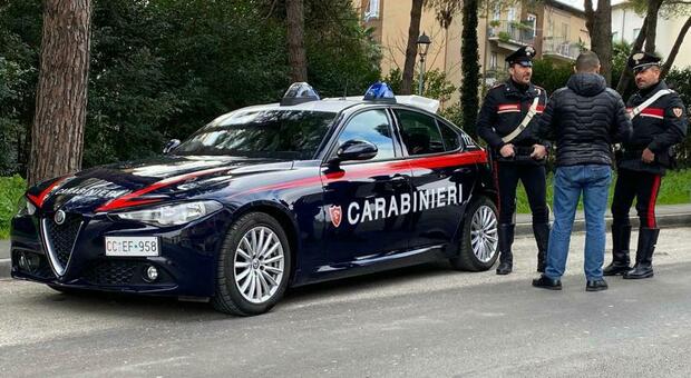 Jesi, esce di casa con abiti leggeri nonostante il freddo: due carabinieri si prendono cura di una nonnina con l'Alzheimer