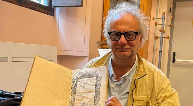 Il maestro Carlo Segoloni con la copia del Transilvano custodita nel Conservatorio di Firenze