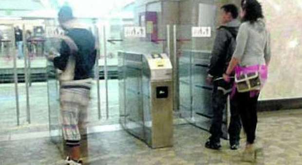 Assalto degli abusivi alle biglietterie «Un pizzo sui ticket della metro»