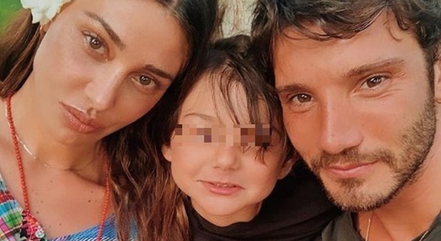 Belen e la prima foto di famiglia con Stefano De Martino e Santiago. I fan notano un tenero particolare