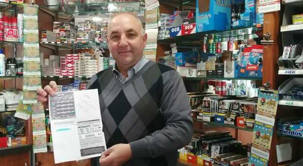 Gratta e vince 500mila euro nella tabaccheria di Luis Sepulveda e lascia un biglietto: «Grazie, semplicemente grazie»