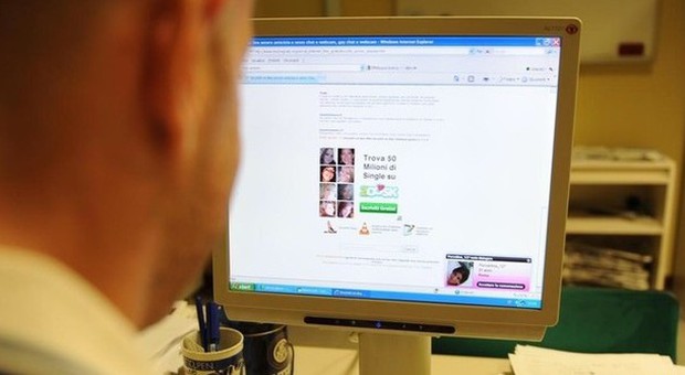Civitanova, fa sesso online, imprenditore ricattato con un video: paga o lo vedranno tutti