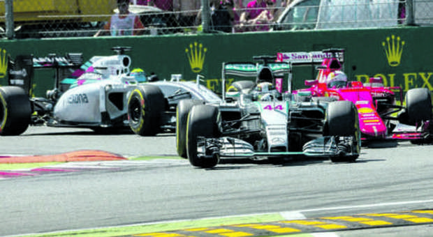 La prima chicane del GP d'Italia, Hamilton è davanti a Vettel