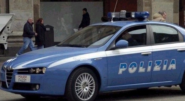Roma, tenta di uccidere una donna a colpi di accetta a Tor Bella Monaca: arrestata