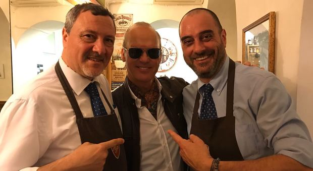 Michael Keaton a Roma arriva tardi al ristorante, niente pranzo ma esaudiscono il desiderio di Batman