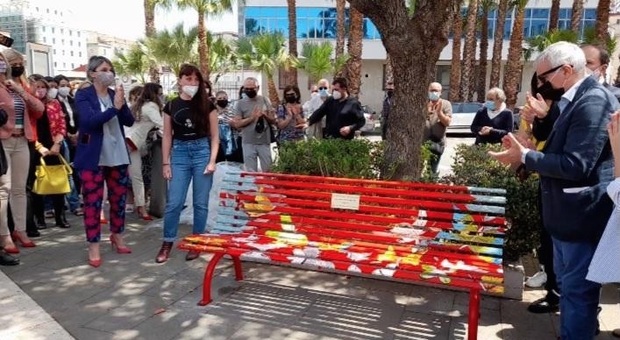Violenza sulle donne a Napoli, una panchina per Ornella uccisa dal compagno: «Ora leggi più forti»