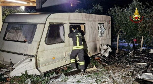 Incendio a Fermo, a fuoco una roulotte: salvato un cane che era all'interno
